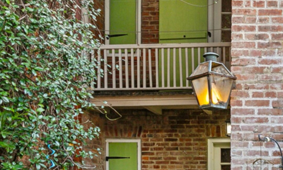 French Quarter Cottage | Right On Bourbon Street!
