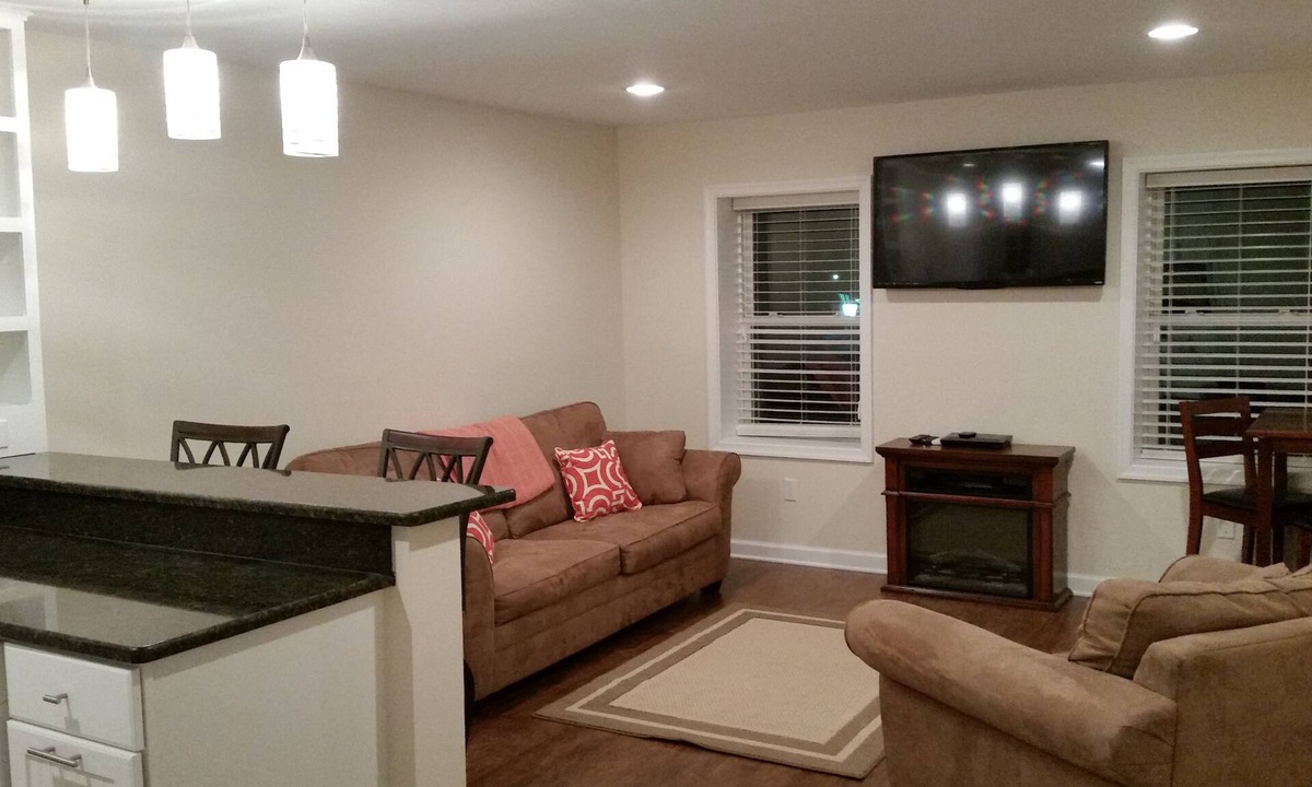 Zanoni Condo | Right on Main St! Shops, Arts, Dining and More!