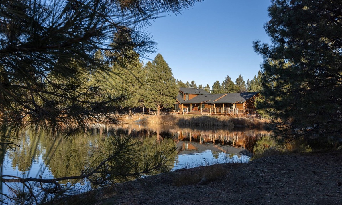 Deschutes River Woods Cabin | Risa Cabin: Hot Tub, Private Lake