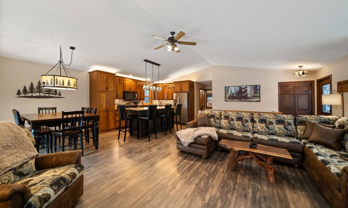 Tomahawk House | River Oaks Retreat on the Wisconsin River, Spacious Yard, Kayaks Included!
