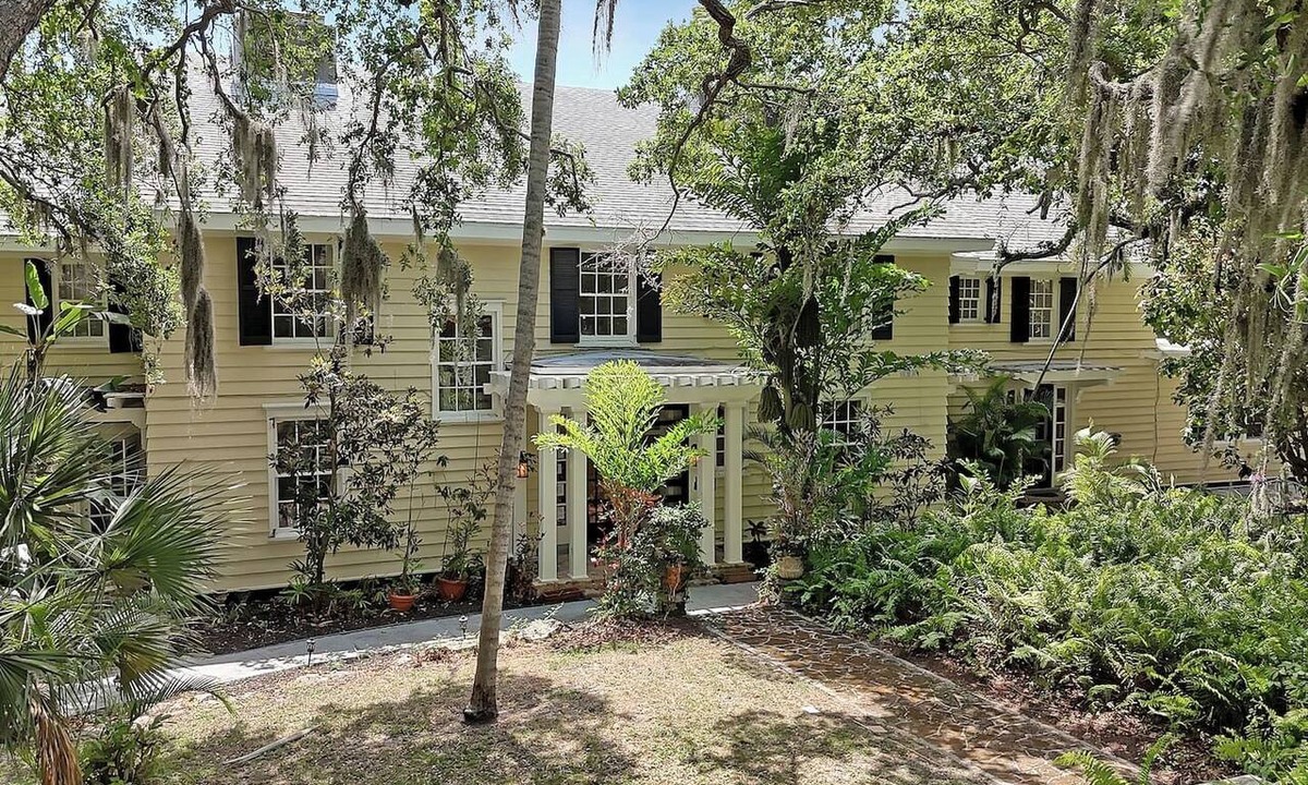 Tropic Apartment | River Views Full Apt 1bd/1ba Kayaks & Walk to EGAD
