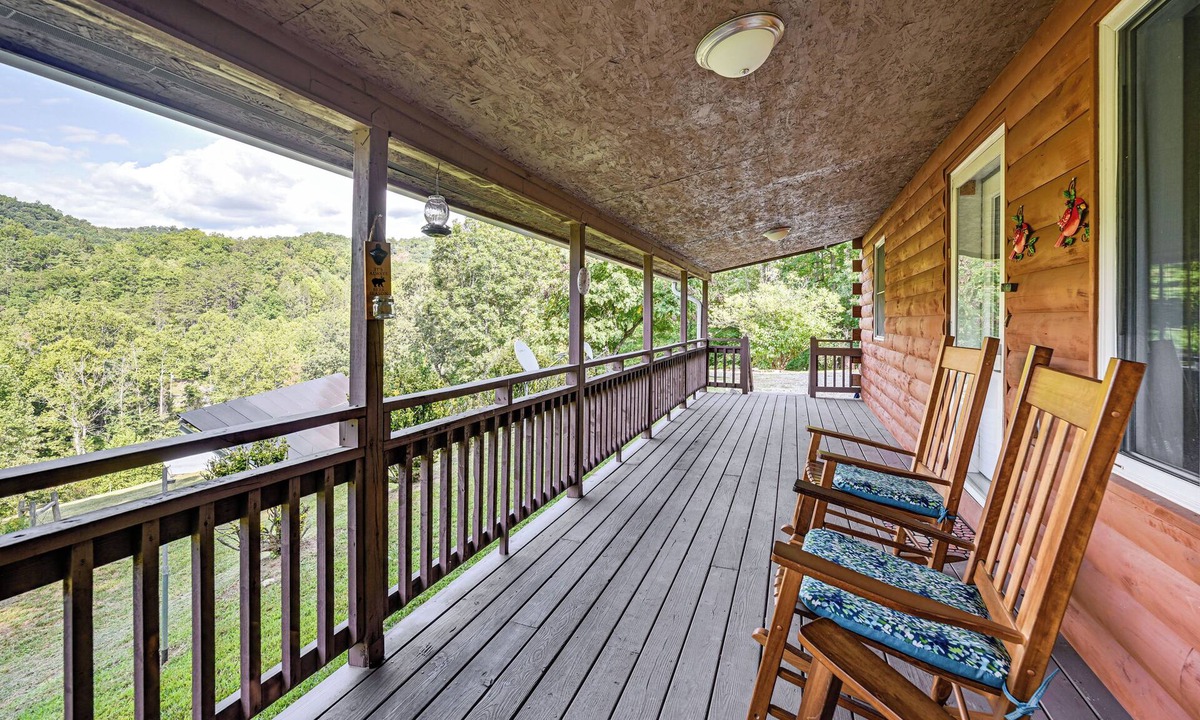Cullowhee Cottage | Riverfront Cabin w/Mtn Views in Tuckasegee!