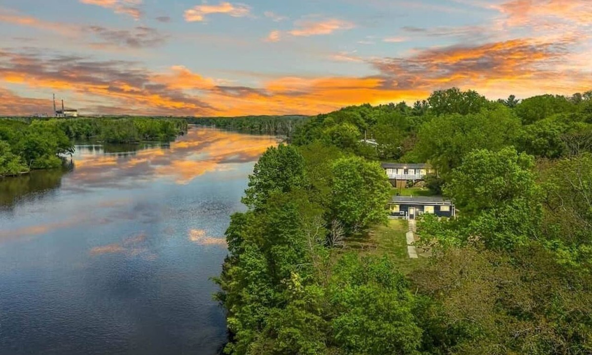 Poynette House | Riverfront Lodging. Beach, Boat, Fish, Hike. #2