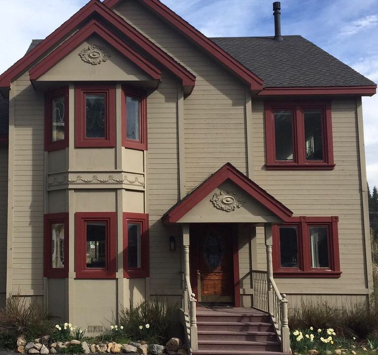 Downtown House | Riverfront Renovated Downtown Historic Truckee Home- Walking distance to town.
