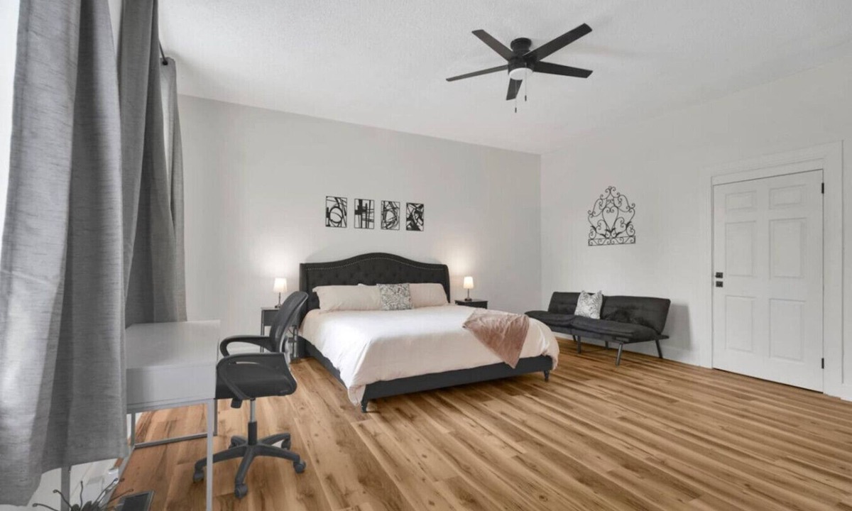 Mount Vernon House | Riverfront Retreats Room 2!