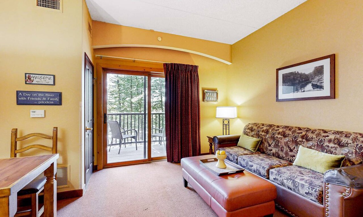 Wisconsin Dells Condo | Riverfront View Resort Stay in Wisconsin Dells