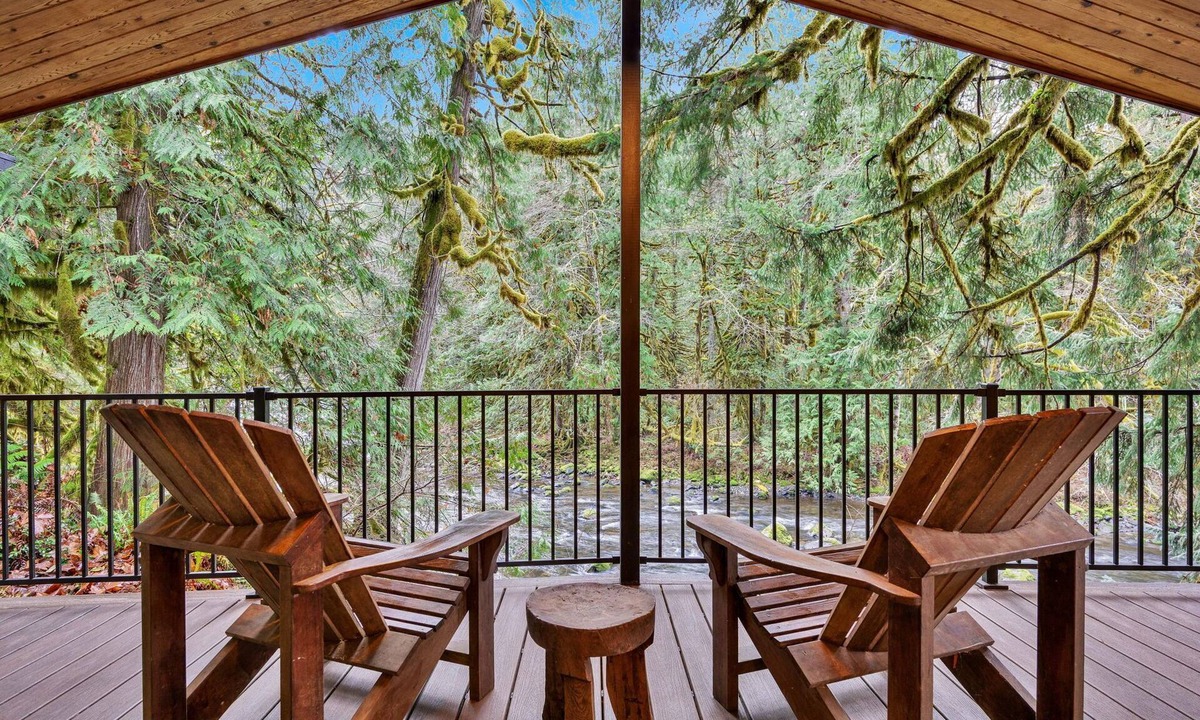 Welches Cabin | Riverview, Fireplace, Hot Tub, BBQ, Dogs OK
