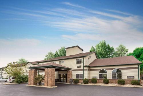 Streator Hotel | Rock Island Inn & Suites Streator , IL