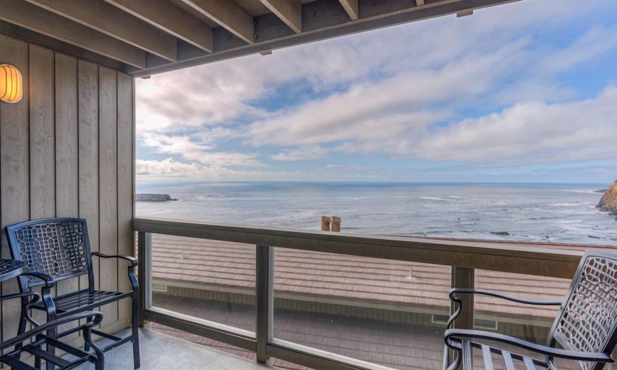 Otter Rock Apartment | Romantic Ocean-View Suite with King Bed