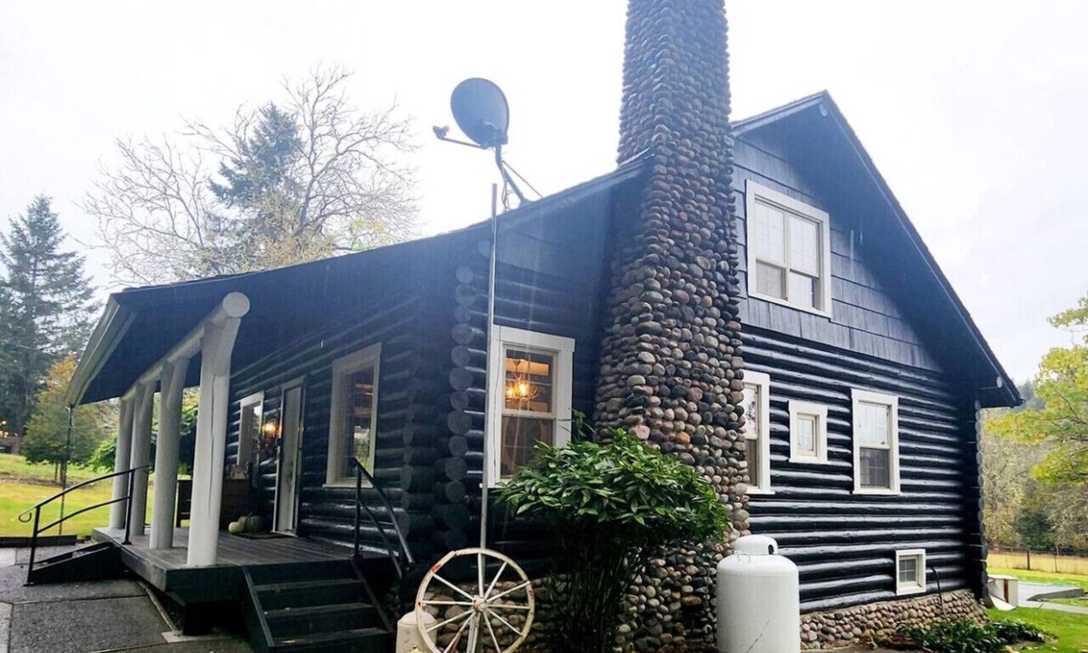 Castle Rock Cabin | Romantic Peaceful Log Cabin w/Hot Tub & Fireplace