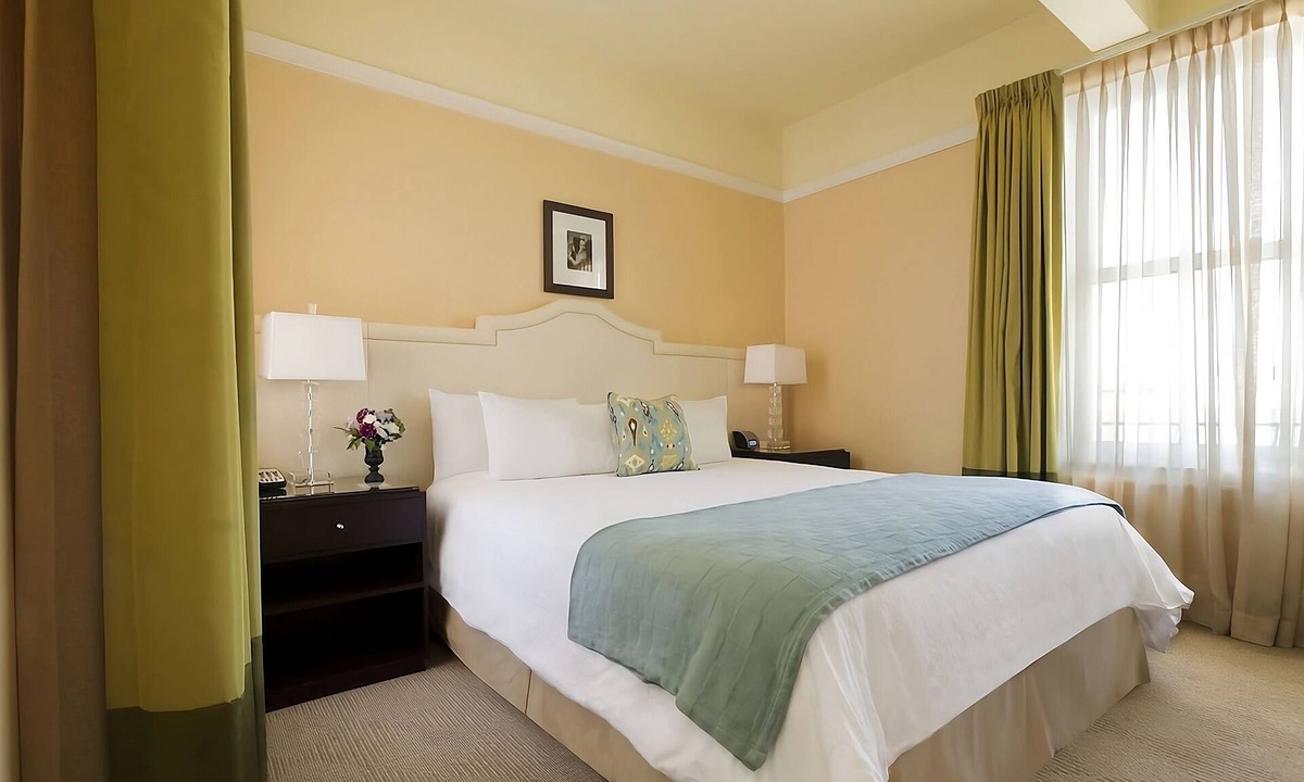 Goose Hollow Hotel | Romantic Queen Stay | Near Pittock Mansion - 2.3 mi | Parking | Pet Friendly