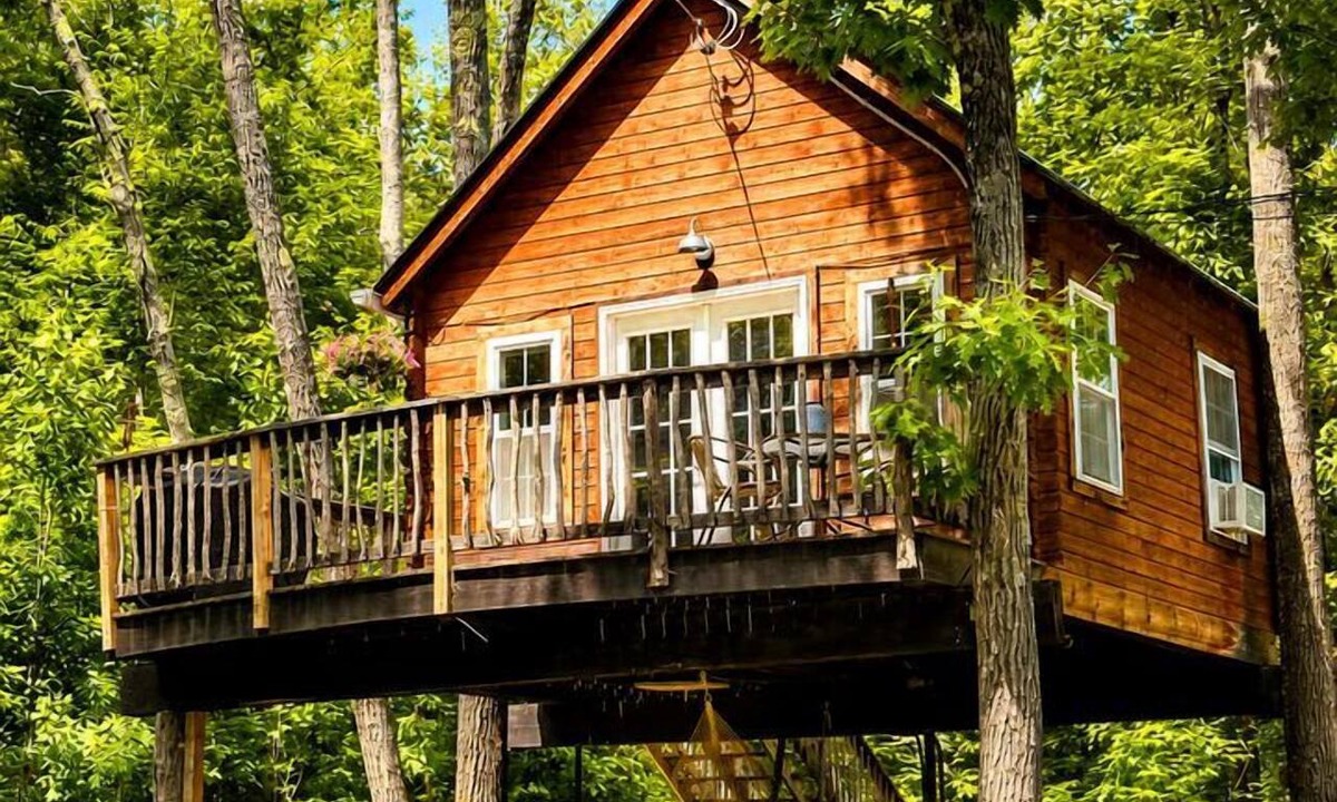 Stoneham Cabin | Romantic Treehouse with Forest Trails near White Mountain National Forest, Stoneham, Maine