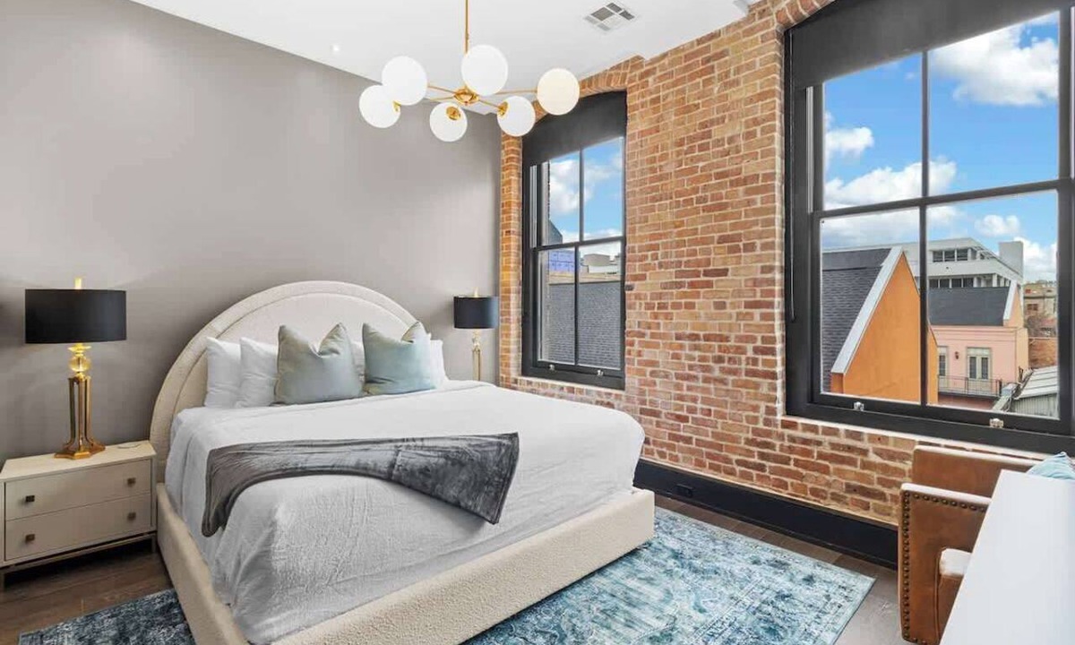 Arts/Warehouse District Hotel | Rooftop Pool | Full Kitchen | Game Room | Hotel