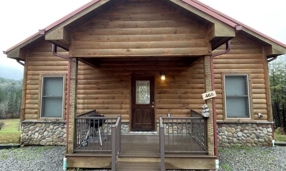 Tellico Plains Cabin | Ruby Bear - 2 Bedrooms, 1 Baths, Sleeps 4