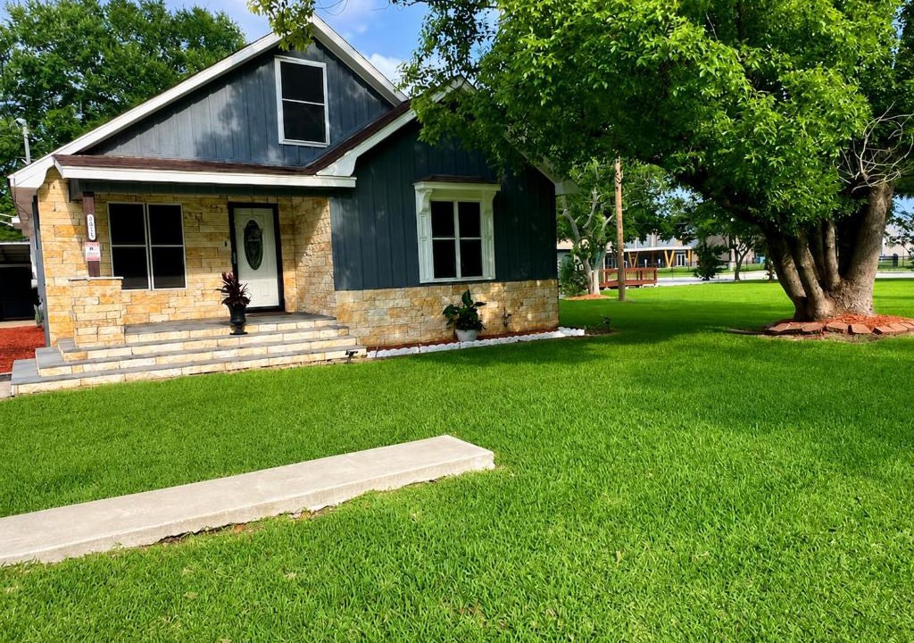 Port Arthur House | Ruby on Jade Modern Ranch with Amazing Patio