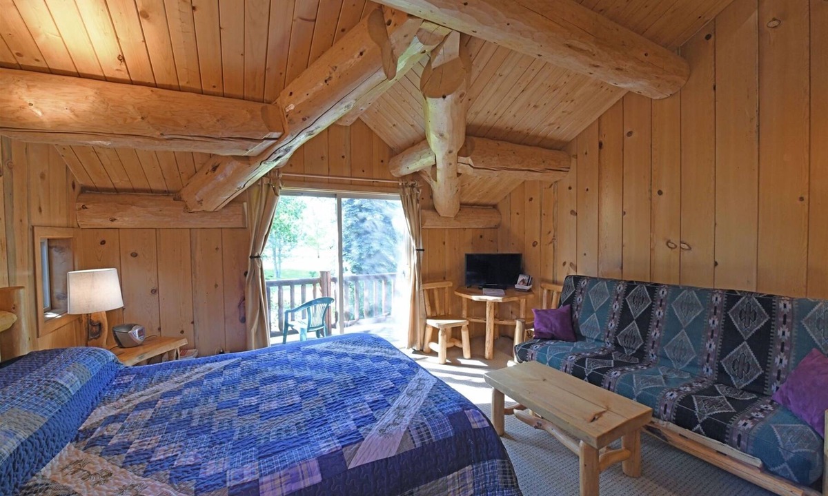 Winthrop Apartment | Running Wolf Studio – trail access, pool/hot tub, private balcony