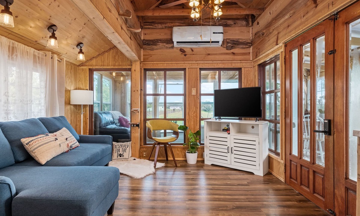 Aransas Pass Cabin | Rustic cabin oasis on 1 acre with a fishing pond