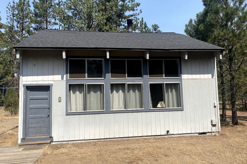 Sisters Cabin | Rustic Cabin Rental near Hoodoo Ski Area and the Deschutes River in Sisters, Oregon