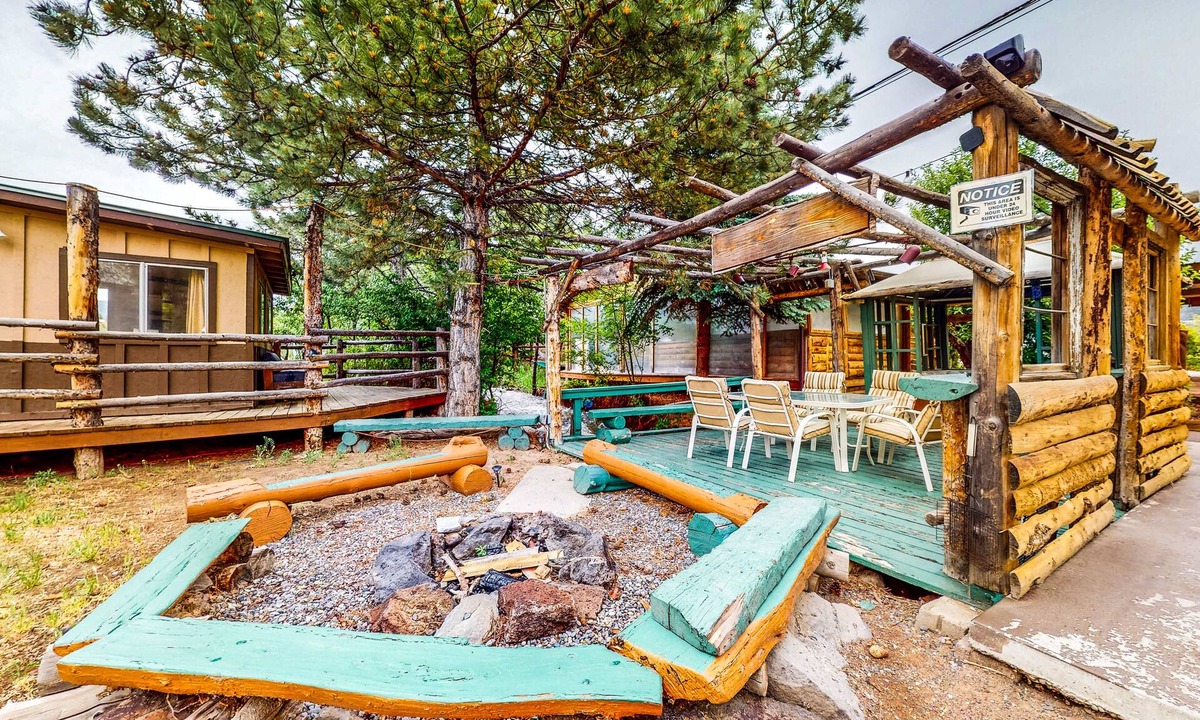 Cedaredge Cabin | Rustic cabin with magnificent shared amenities