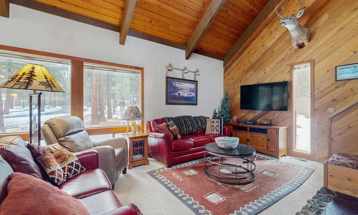Black Butte Ranch Cabin | Rustic-chic home with patio, pools, hot tubs, & fitness center