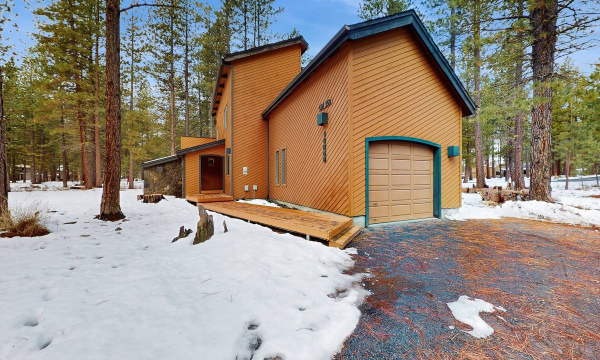 Black Butte Ranch Cabin | Rustic-chic home with patio, pools, hot tubs, & fitness center