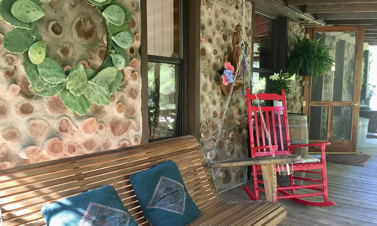 San Marcos House | Rustic chic — the perfect getaway in Hill Country!