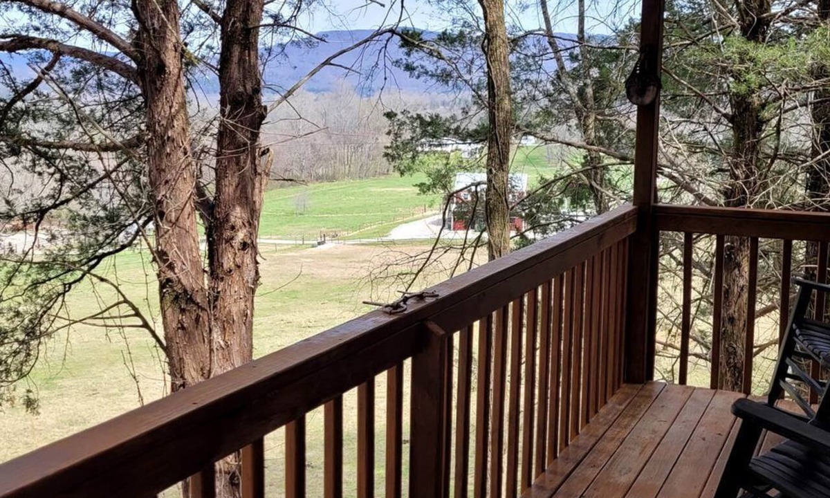 Sparta Cabin | Rustic Elegance: Vintage Decor Cabin with Mountain Scenery in Sparta