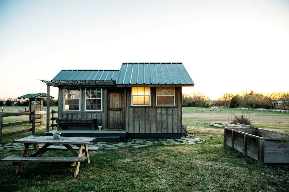 Ferris Cabin | Rustic Tiny House Rental for Weekend Getaways from Dallas