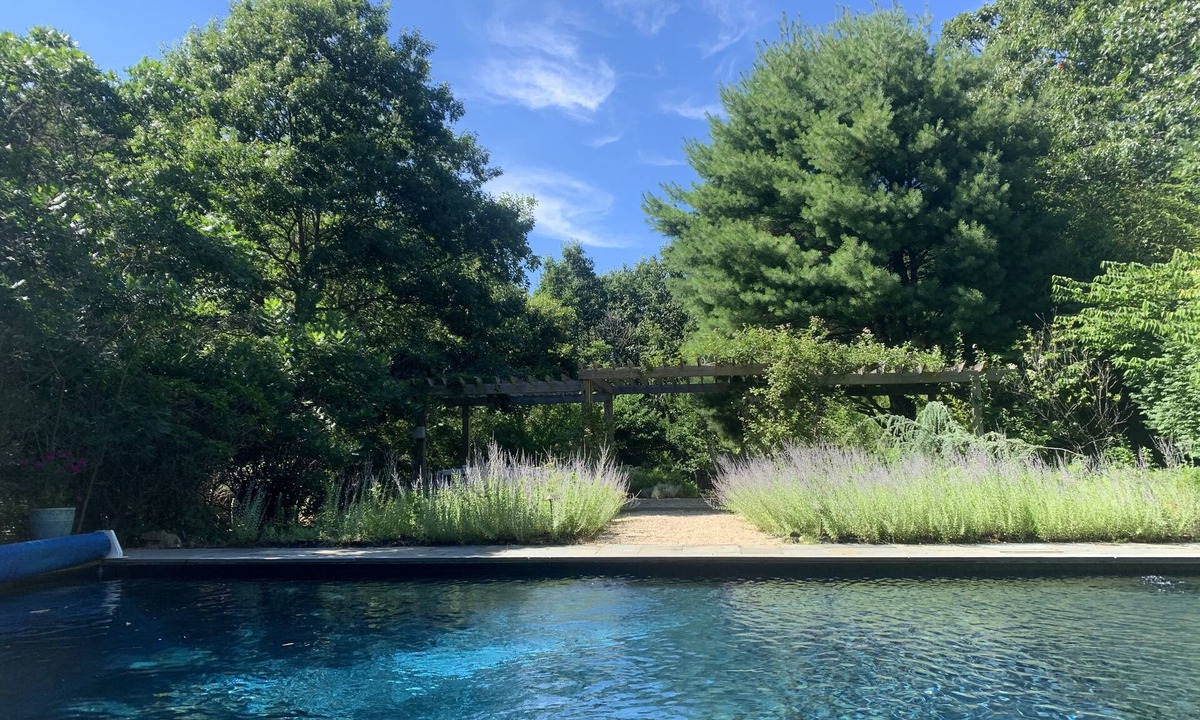 Noyack House | Sag Harbor 1.5 acre CAR and RESIDENT BEACH ACCESS