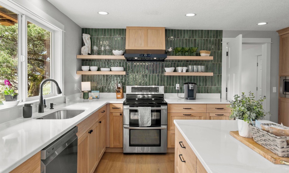 Warrenton House | Salt & Pine Retreat- Remodeled beachfront home 10 min from Seaside. Sleeps 8!