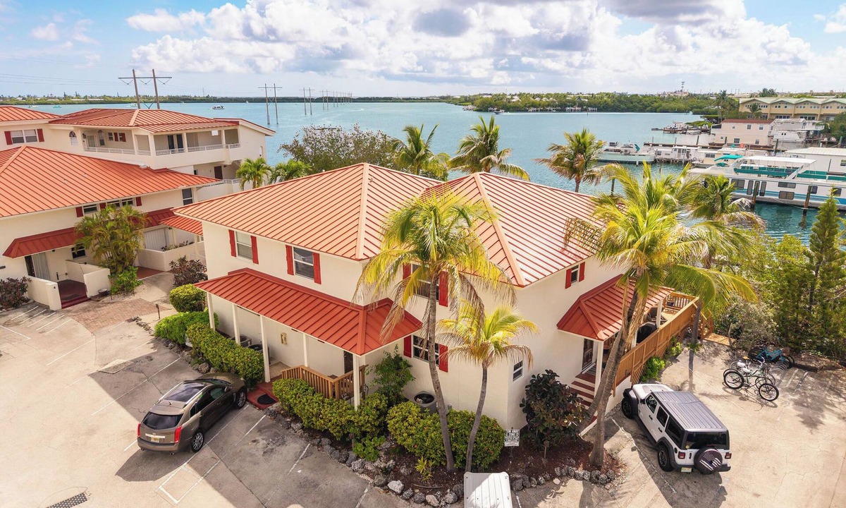New Town House | SALTWATER SOUL - 2 Bedroom/2.5 Bathroom Waterfront Townhome W/Shared Pool