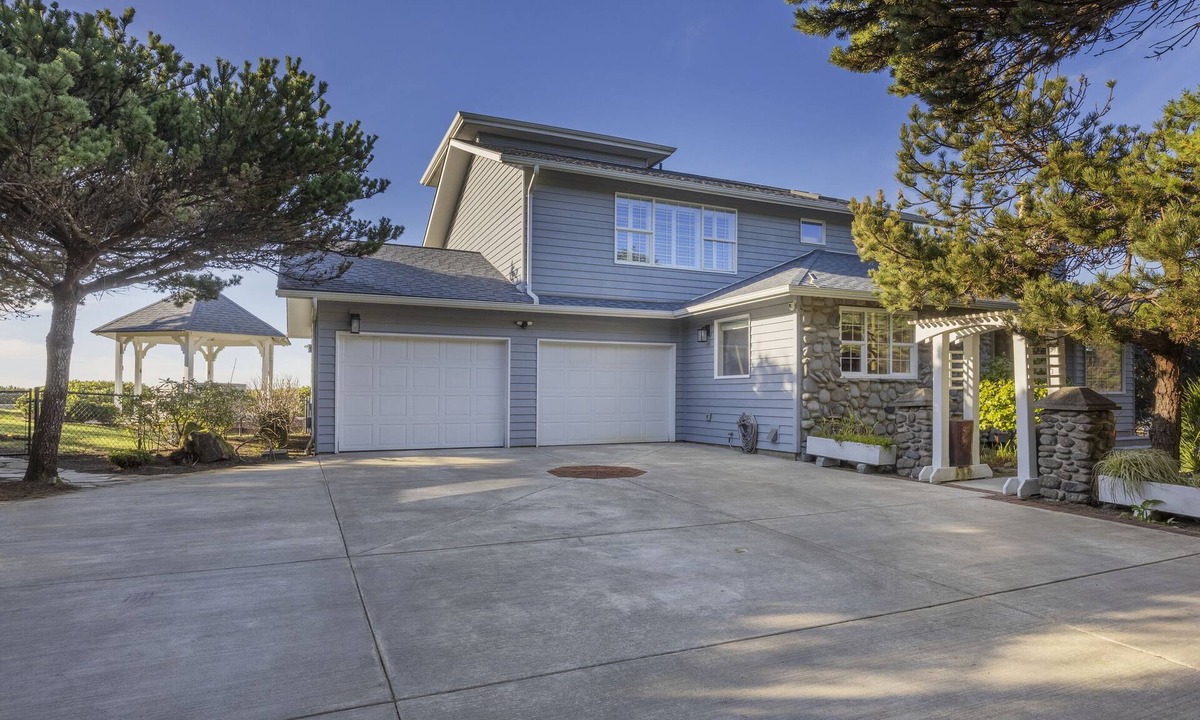 Seal Rock House | Sanctuary at Seal Rock - Pet Friendly, Oceanfront, Hot Tub, BBQ, Beach Access