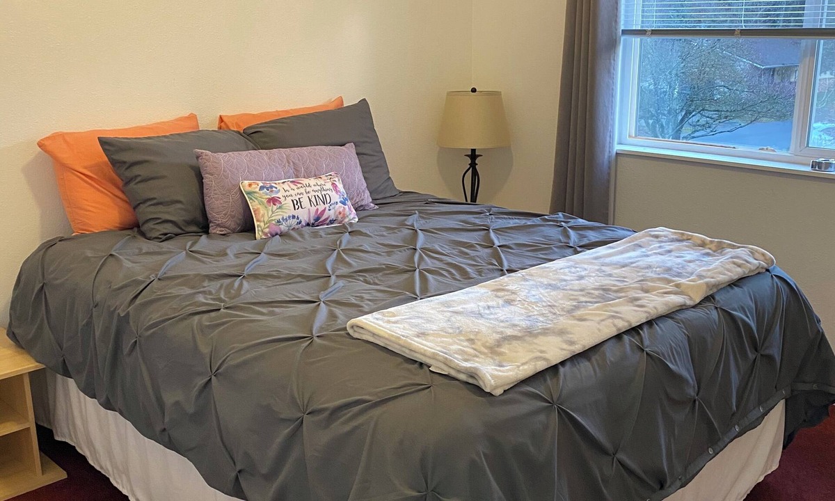 South Central House | SE Salem Oregon, Summer St Home 9 miles from downtown Salem 2 bedroom 2 bathroom