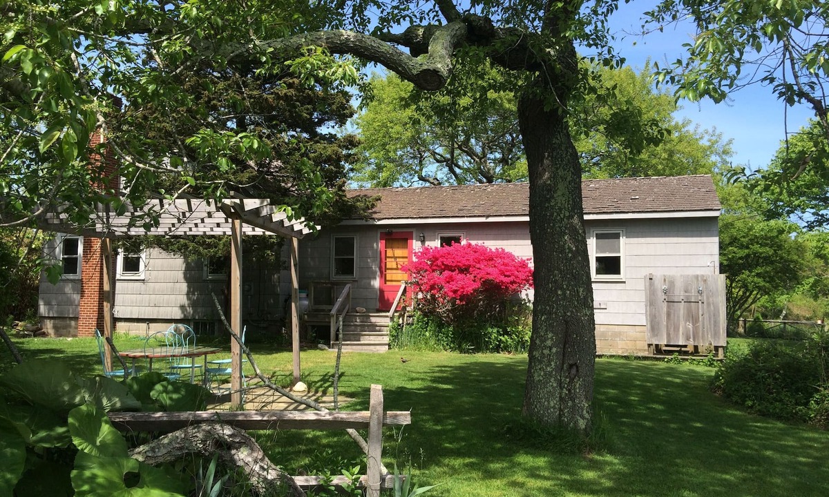 Montauk House | Secluded 1 Br Cottage on the Lake, Close to Ditch with OS Shower & Fabulous Yard
