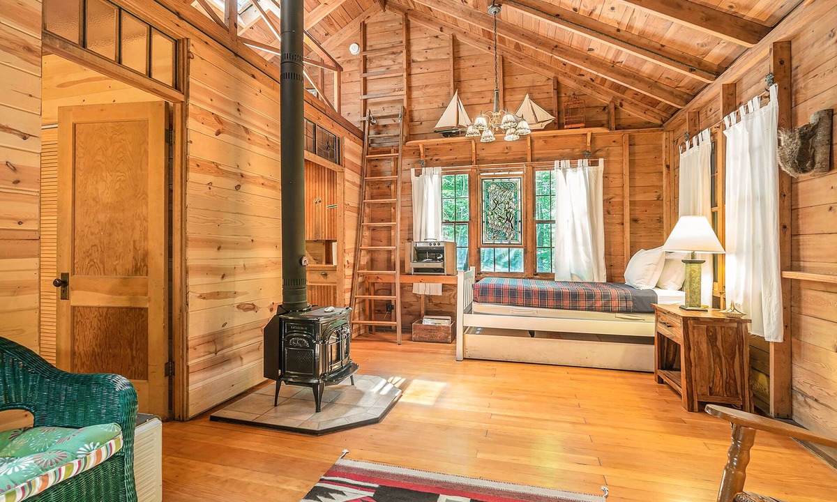 Holland Cabin | Secluded, dog-friendly cabin with Lake Michigan beach access & grill - near town