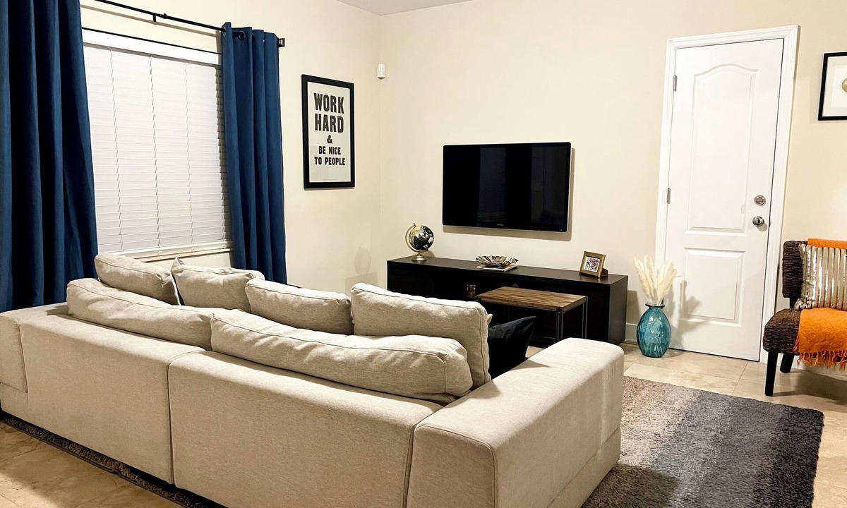 Northeast Miami Condo | Secure, Spacious & Spotless 1bd/1 bath