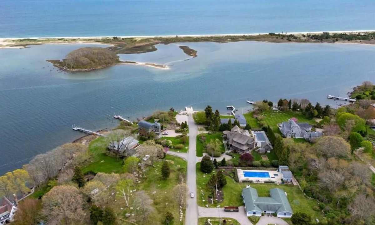 Haversham House | Serene 4-bedroom Beach Area Home in Shelter Harbor
