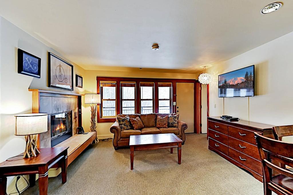 Bend Hotel | Seventh Mountain Resort Units 2015 & 2016