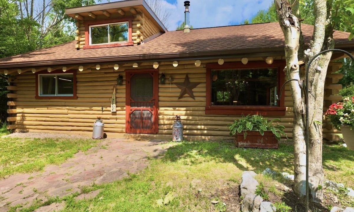 Sault Ste. Marie Cabin | Shaky Jack’s Cabin - Secluded log cabin close to lovely Sault Ste. Marie