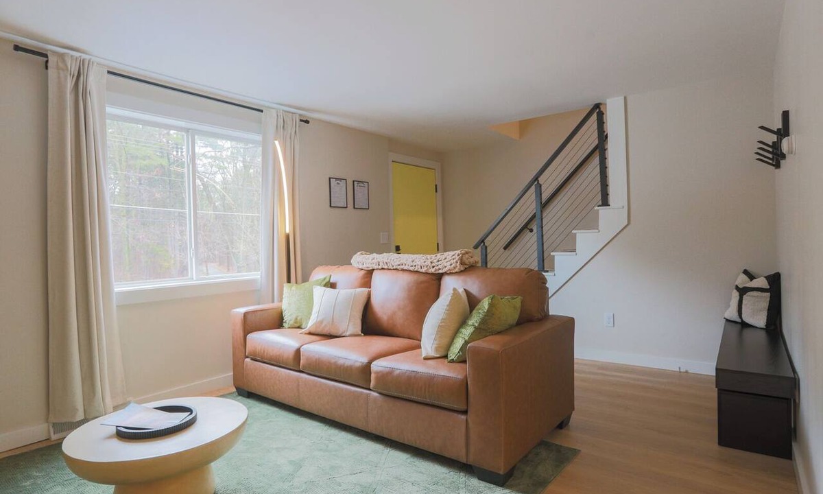 Malletts Bay Apartment | Shoreline Scandi Suite: Townhouse Near Trails