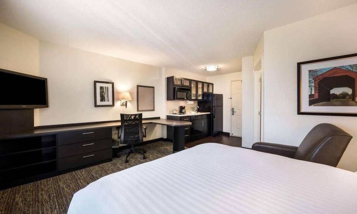 Schiller Park Hotel | Short Drive from Cernan Earth & Space Center! Kitchen, Free Airport Shuttle!