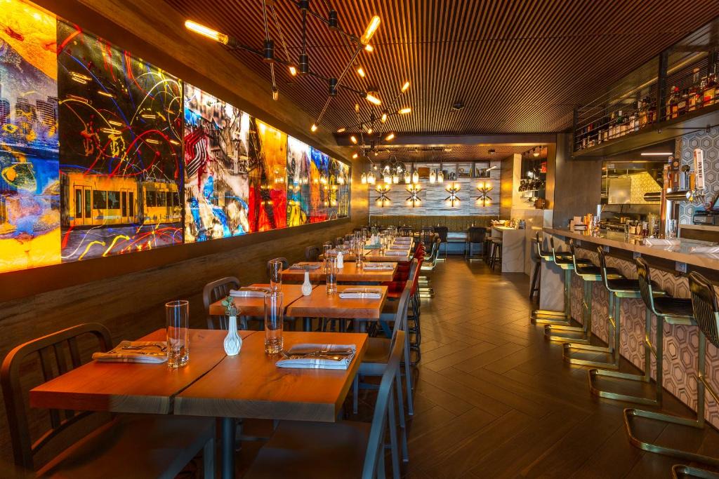 Uptown Hotel | Silver Cloud Hotel - Portland