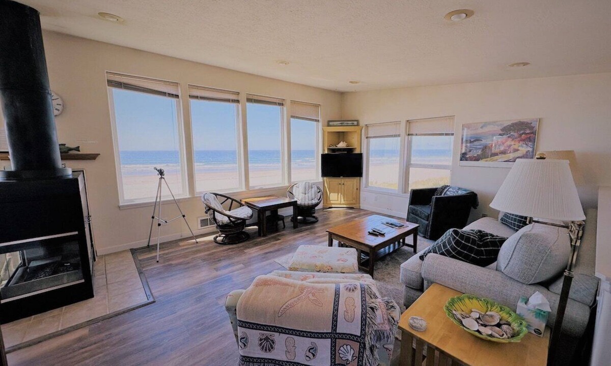 Tierra Del Mar House | Singing Sands Oceanfront cabin in Tierra Del Mar.