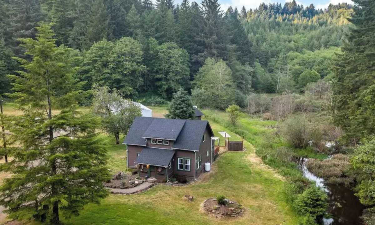 Tillamook County Cabin | Sitka Farmhouse - Coastal 3 acres, natural pond, forest, 2 miles to beaches