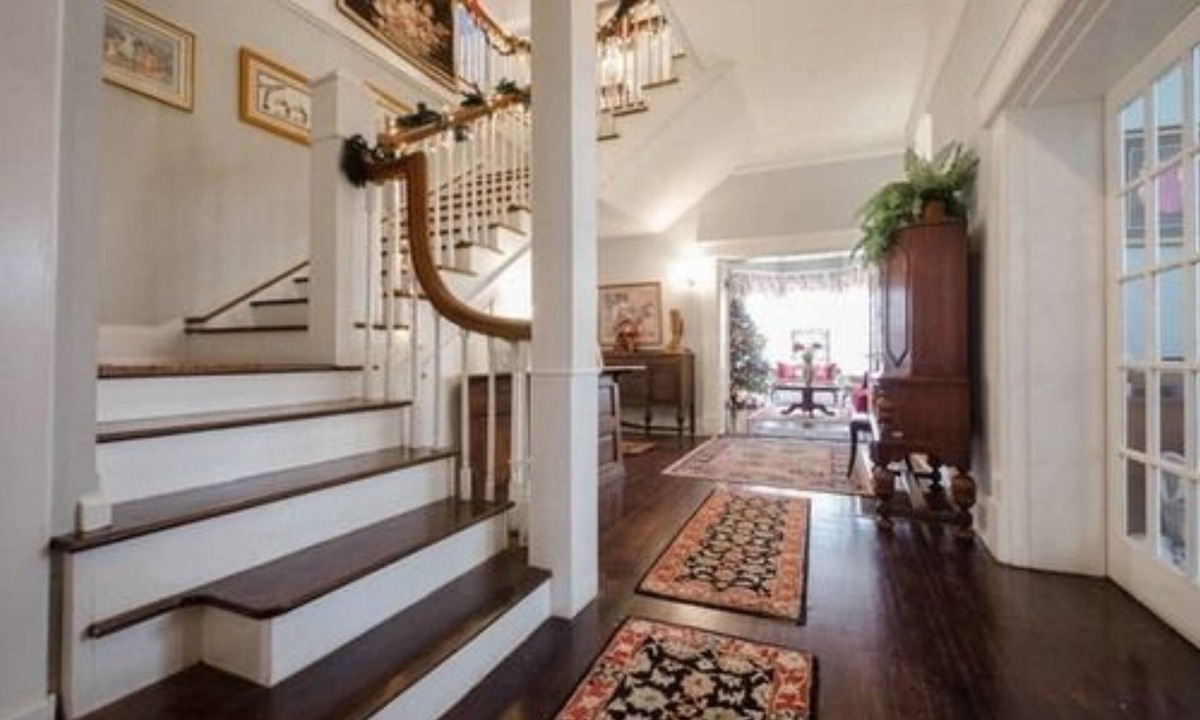 Roselawn Finance Bed & Breakfast | Six Acres Bed & Breakfast