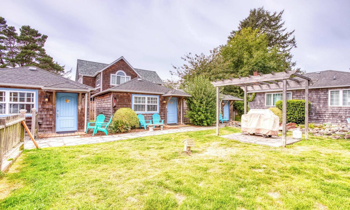 Downtown Cannon Beach House | Six Cottages with Shared Courtyard & Grill - Two Blocks to Beach Dog-Friendly