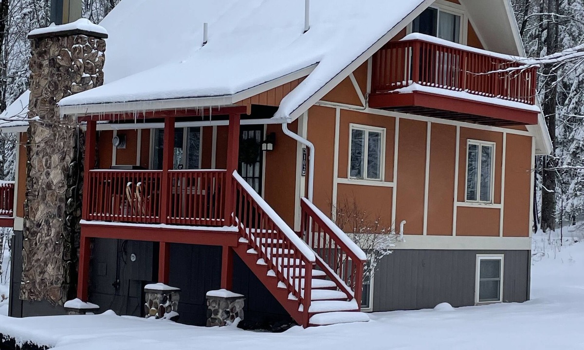 Stambaugh Ski Chalet | Ski Brule Village - Comfy Cozy Chalet!