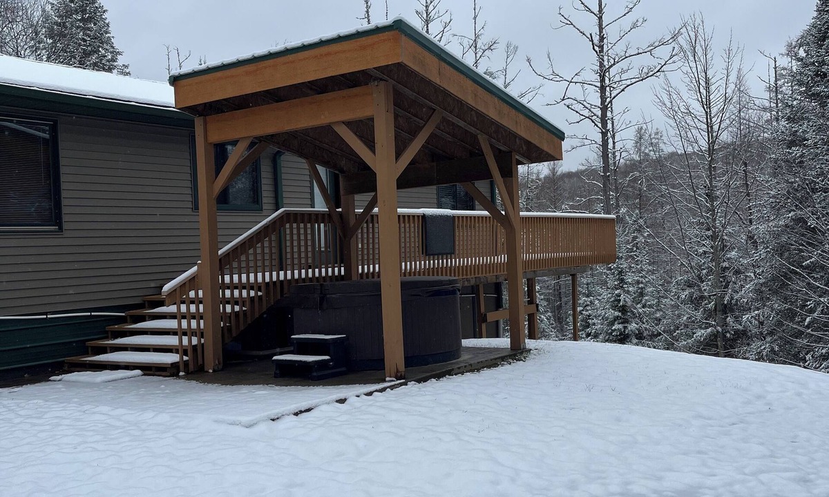 Stambaugh House | Ski getaway with Hill view and Hottub!