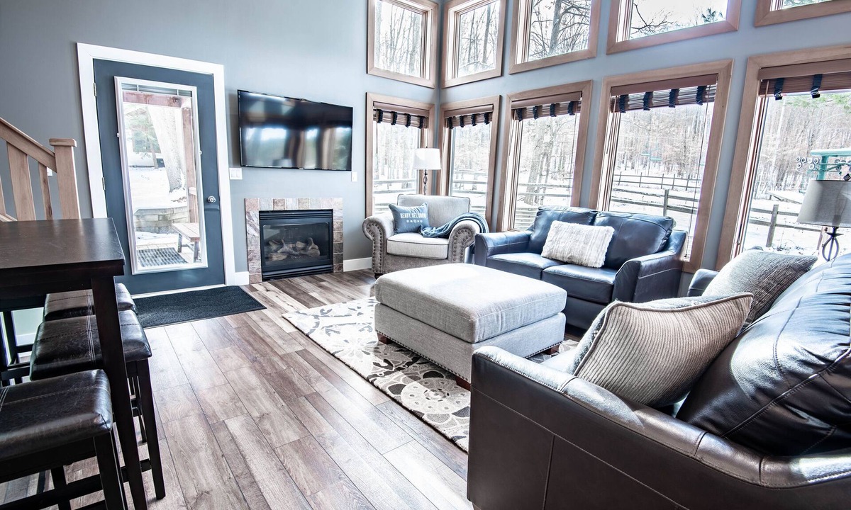 Boyne Falls Apartment | Ski-in/out | 652 Disciples Village Condo | Gas Fireplace | 5 BR | Sleeps 18!