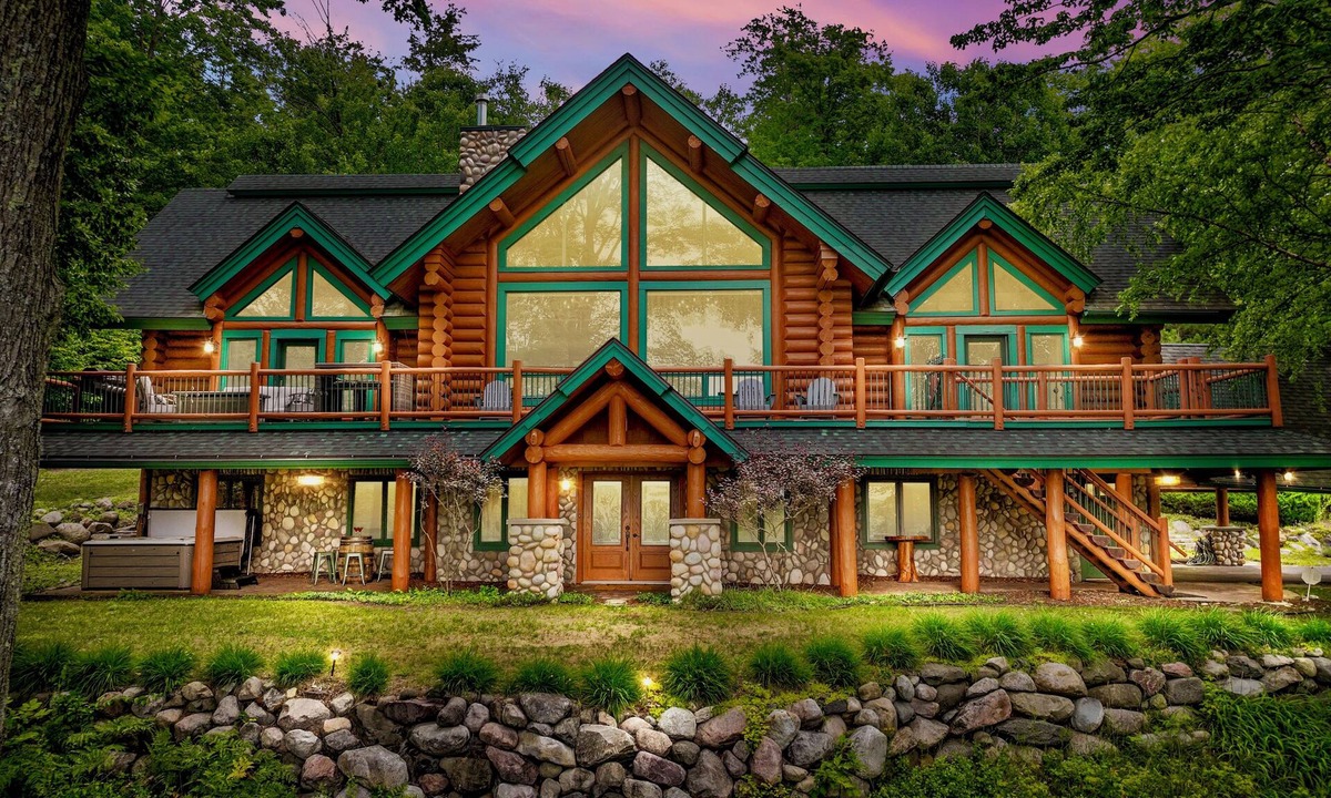 Boyne City Cabin | ⛷Ski Weekends OPEN!⛷ HotTub-Lake Views-GameRoom-5 mins to Boyne Ski & WaterPark
